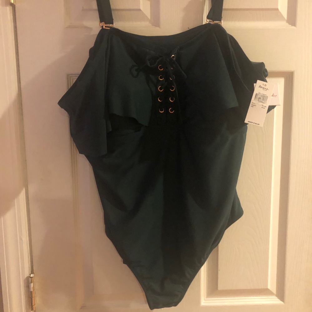 Raisins curve women’s swimsuit